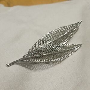 Elegant Vintage Corocraft Silvertone Filigree Leaf Brooch/pin